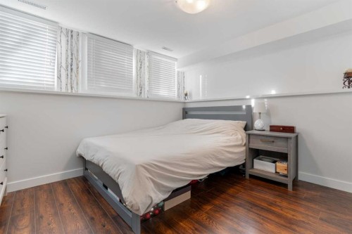 7132 36 Avenue Nw, Calgary, AB - Indoor Photo Showing Bedroom