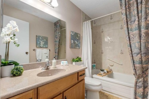 3 Hawkcliff Way Nw, Calgary, AB - Indoor Photo Showing Bathroom