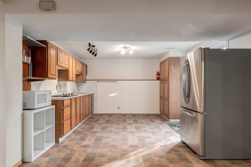 3 Hawkcliff Way Nw, Calgary, AB - Indoor Photo Showing Kitchen