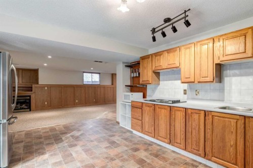 3 Hawkcliff Way Nw, Calgary, AB - Indoor Photo Showing Kitchen