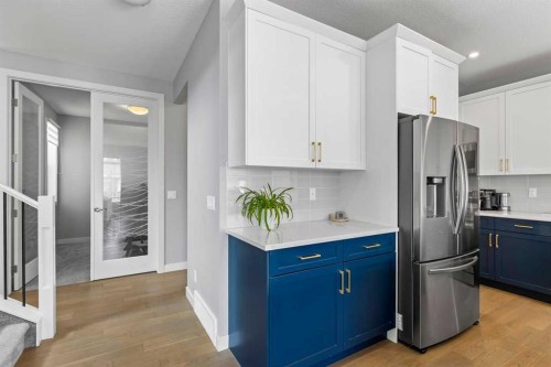 79 Sunrise Way, Cochrane, AB - Indoor Photo Showing Kitchen