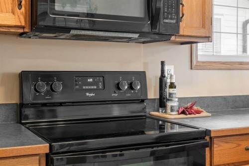 306 Coventry Road Ne, Calgary, AB - Indoor Photo Showing Kitchen