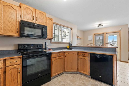 306 Coventry Road Ne, Calgary, AB - Indoor Photo Showing Kitchen
