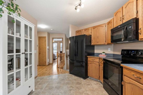 306 Coventry Road Ne, Calgary, AB - Indoor Photo Showing Kitchen