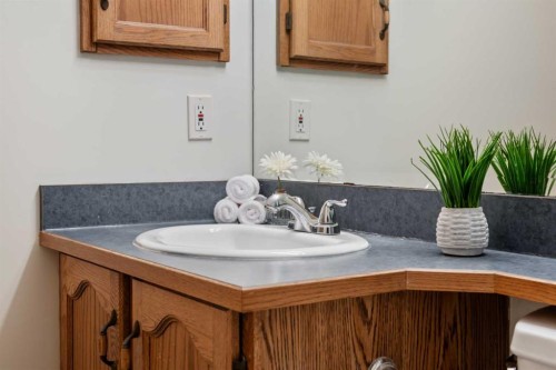 306 Coventry Road Ne, Calgary, AB - Indoor Photo Showing Bathroom