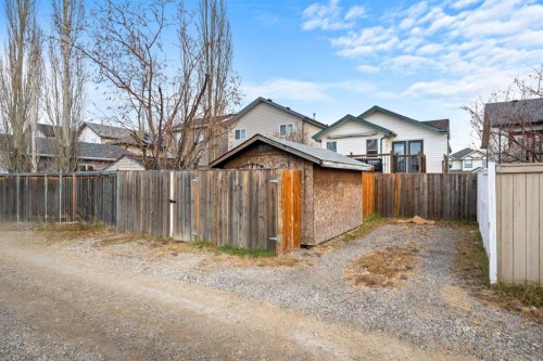 306 Coventry Road Ne, Calgary, AB - Outdoor