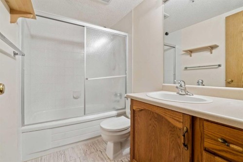 103-2011 University Drive Nw, Calgary, AB - Indoor Photo Showing Bathroom