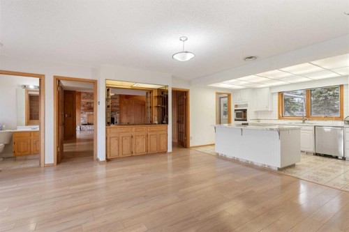 1008 Shawnee Drive Sw, Calgary, AB - Indoor Photo Showing Kitchen