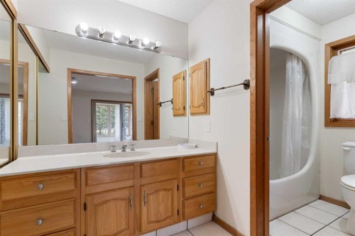 1008 Shawnee Drive Sw, Calgary, AB - Indoor Photo Showing Bathroom