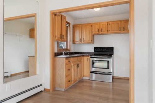 1008 Shawnee Drive Sw, Calgary, AB - Indoor Photo Showing Kitchen