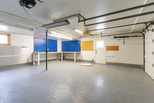 1008 Shawnee Drive Sw, Calgary, AB - Indoor Photo Showing Garage