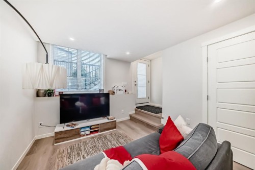 405-474 Seton Circle, Calgary, AB - Indoor Photo Showing Living Room