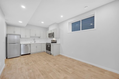 153 Edith Way Nw, Calgary, AB - Indoor Photo Showing Kitchen