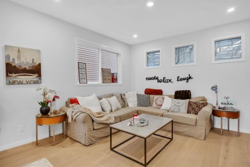153 Edith Way Nw, Calgary, AB - Indoor Photo Showing Living Room