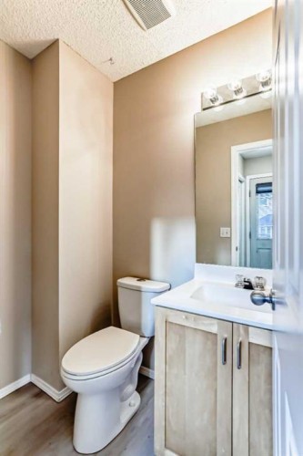 677 Regal Park Ne, Calgary, AB - Indoor Photo Showing Bathroom