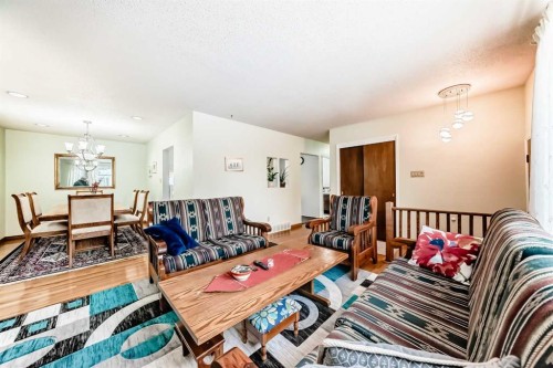 9936 Warren Road Se, Calgary, AB - Indoor Photo Showing Living Room