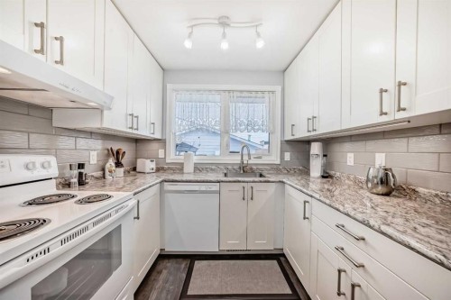 9936 Warren Road Se, Calgary, AB - Indoor Photo Showing Kitchen