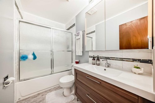 9936 Warren Road Se, Calgary, AB - Indoor Photo Showing Bathroom
