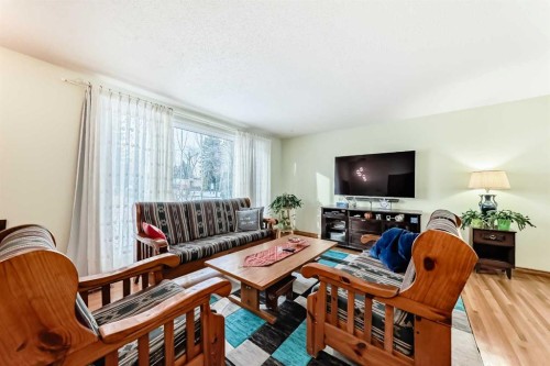 9936 Warren Road Se, Calgary, AB - Indoor Photo Showing Living Room