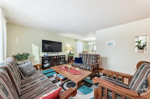 9936 Warren Road Se, Calgary, AB - Indoor Photo Showing Living Room