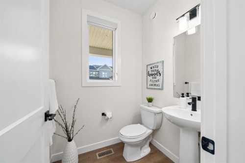 104 Crestridge Common Sw, Calgary, AB - Indoor Photo Showing Bathroom