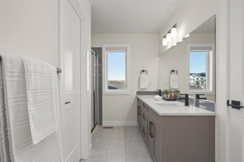 104 Crestridge Common Sw, Calgary, AB - Indoor Photo Showing Bathroom