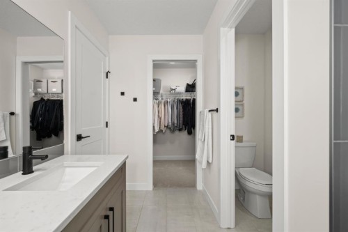 104 Crestridge Common Sw, Calgary, AB - Indoor Photo Showing Bathroom