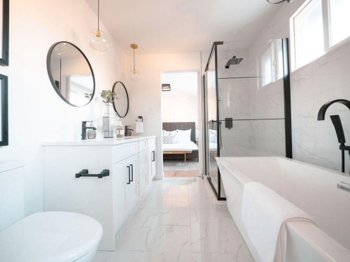 1349 Lake Sylvan Drive Se, Calgary, AB - Indoor Photo Showing Bathroom