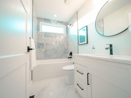 1349 Lake Sylvan Drive Se, Calgary, AB - Indoor Photo Showing Bathroom