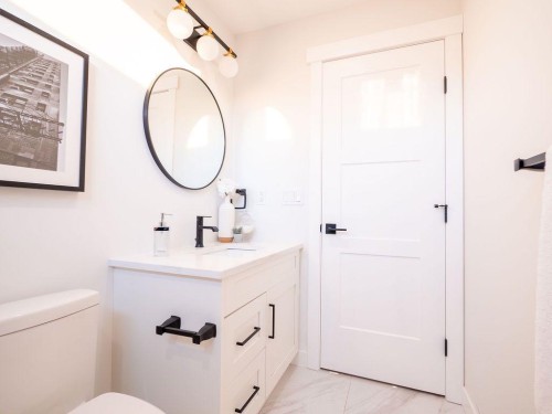 1349 Lake Sylvan Drive Se, Calgary, AB - Indoor Photo Showing Bathroom
