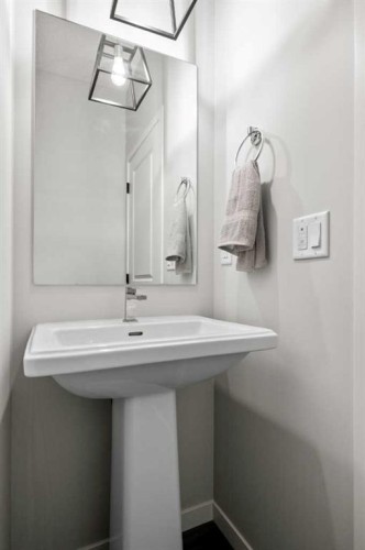 218 Edith Road Nw, Calgary, AB - Indoor Photo Showing Bathroom