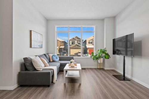 218 Edith Road Nw, Calgary, AB - Indoor Photo Showing Living Room