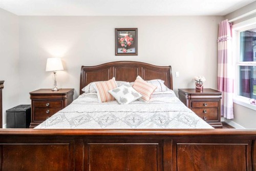 767 Shawnee Drive Sw, Calgary, AB - Indoor Photo Showing Bedroom