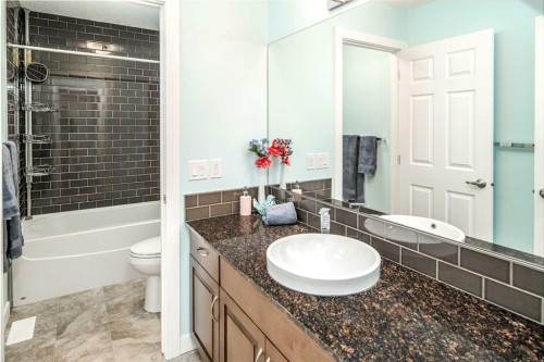 767 Shawnee Drive Sw, Calgary, AB - Indoor Photo Showing Bathroom