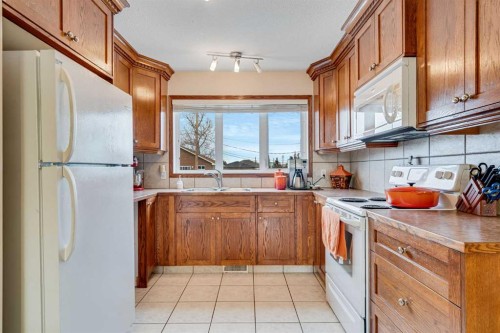 112 6 Avenue, Strathmore, AB - Indoor Photo Showing Kitchen