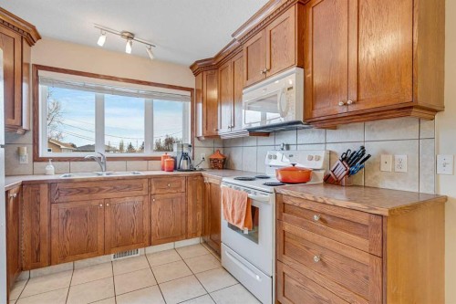 112 6 Avenue, Strathmore, AB - Indoor Photo Showing Kitchen With Double Sink