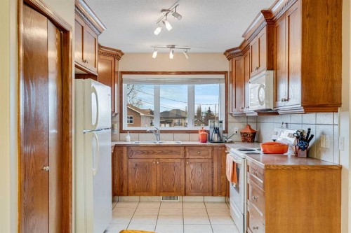 112 6 Avenue, Strathmore, AB - Indoor Photo Showing Kitchen With Double Sink