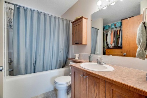 112 6 Avenue, Strathmore, AB - Indoor Photo Showing Bathroom