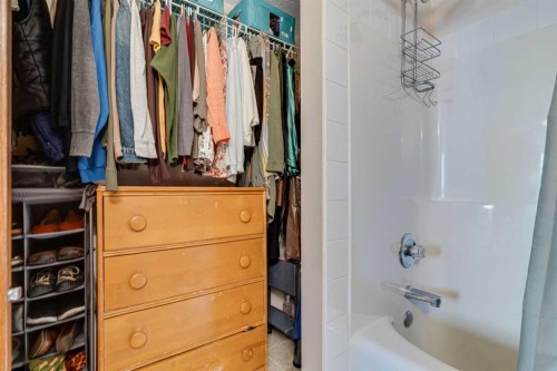 112 6 Avenue, Strathmore, AB - Indoor Photo Showing Bathroom