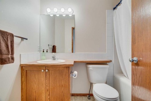 112 6 Avenue, Strathmore, AB - Indoor Photo Showing Bathroom