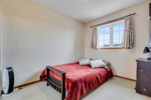 112 6 Avenue, Strathmore, AB - Indoor Photo Showing Bedroom