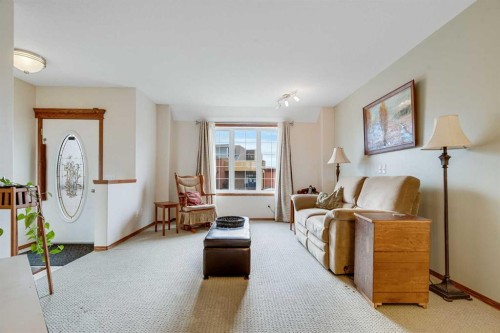 112 6 Avenue, Strathmore, AB - Indoor Photo Showing Living Room