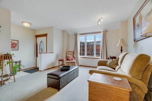 112 6 Avenue, Strathmore, AB - Indoor Photo Showing Living Room