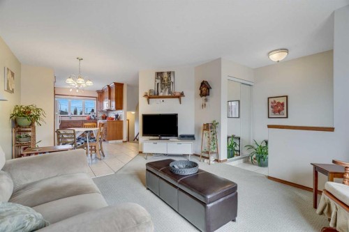 112 6 Avenue, Strathmore, AB - Indoor Photo Showing Living Room