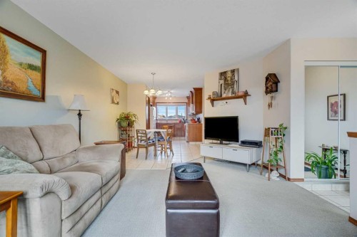112 6 Avenue, Strathmore, AB - Indoor Photo Showing Living Room