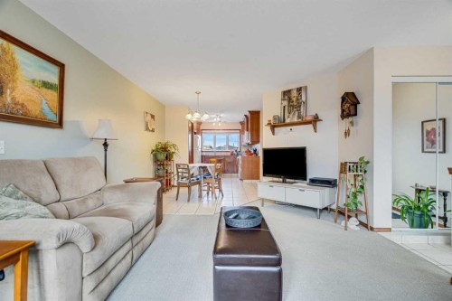 112 6 Avenue, Strathmore, AB - Indoor Photo Showing Living Room