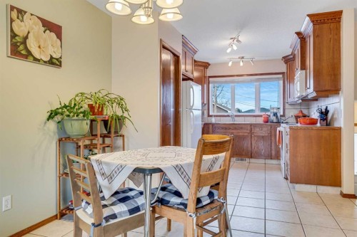 112 6 Avenue, Strathmore, AB - Indoor Photo Showing Dining Room