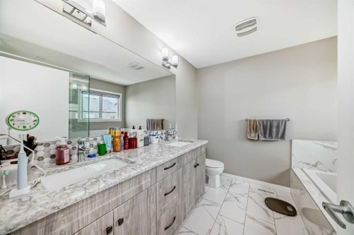 43 Carrington Crescent Nw, Calgary, AB - Indoor Photo Showing Bathroom