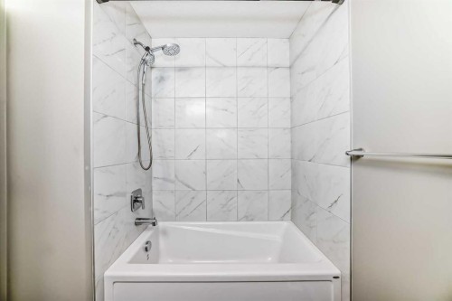 43 Carrington Crescent Nw, Calgary, AB - Indoor Photo Showing Bathroom