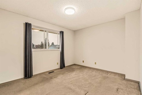 4716B 44 Avenue Ne, Calgary, AB - Indoor Photo Showing Other Room